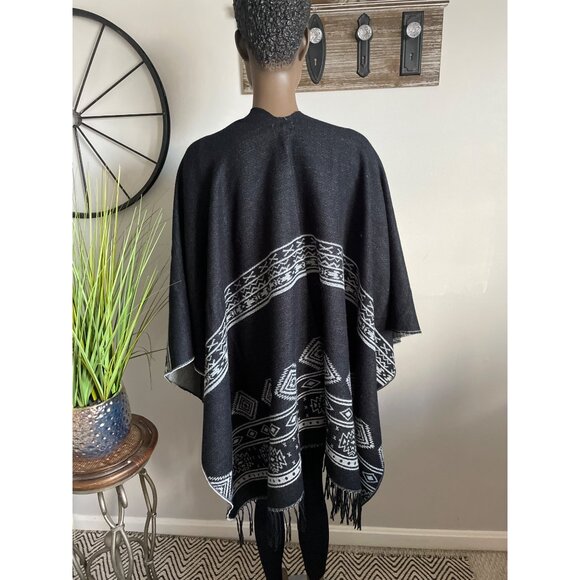JUST JAMIE Black & White Geometric Pattern Poncho OSFM - Picture 4 of 7